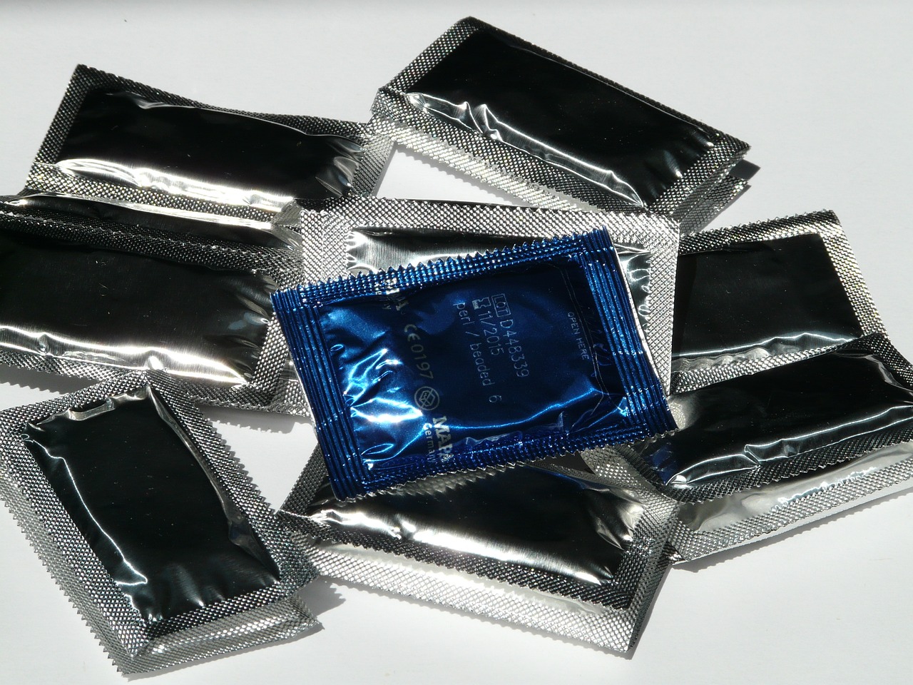 několik kondomů