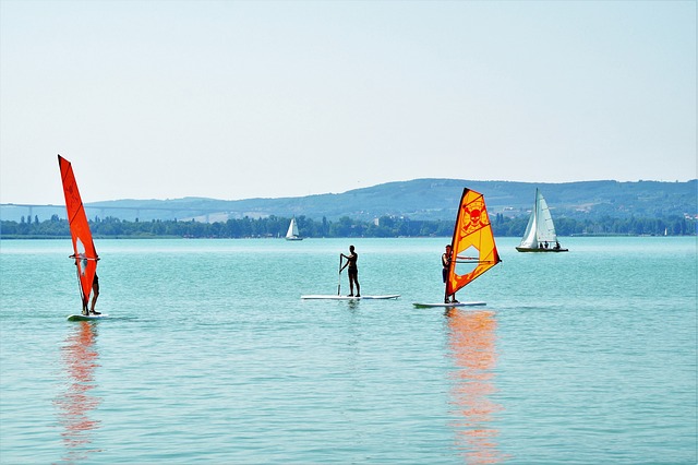 windsurfing na vodě